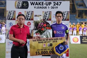 Văn Quyết nhận giải cầu thủ xuất sắc nhất tháng 7, trận đấu này Văn Quyết để lại dấu giày 4/5 bàn thắng. Ảnh: Minh Hoàng