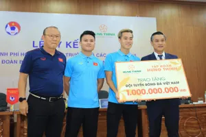 Thầy trò HLV Park được thưởng lớn trước hai trận quan trọng với UAE với Thái Lan. Ảnh: MINH HOÀNG