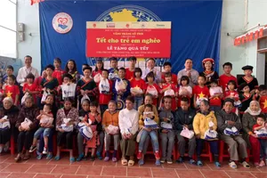 Ban tổ chức chương trình "Vầng trăng cổ tích" tặng quà cho trẻ em nghèo ở Trung tâm Bảo trợ xã hội tỉnh Hòa Bình vào tháng 12-2019