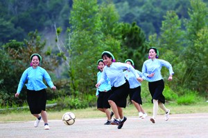 Female ethnic footballers at Huc Dong