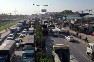Auxiliary constructions, railroads to relieve traffic jams on highway