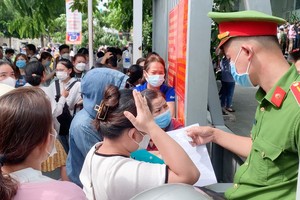 HCMC citizens flock to get new passport form