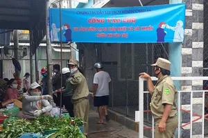 Điều tiết người ra vào chợ Chiều (phường Thọ Quang, quận Sơn Trà, TP Đà Nẵng)