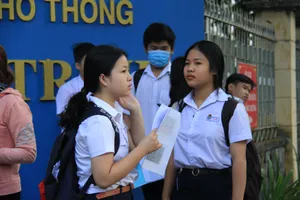 Các thí sinh tập trung thành từng nhóm nhỏ để đưa ra những dự đoán về đề thi môn Ngữ Văn năm nay