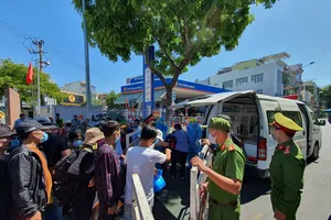 Ưu tiên những người già yếu không có khả năng đi lại kèm với một người nhà sẽ vào bệnh viện Đà Nẵng  