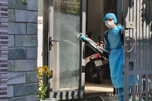 Lực lượng chức năng đến phun thuốc, khử khuẩn tại nhà BN 418