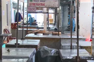 Lực lượng chức năng tiến hành phun thuốc tại chợ Tân Lập