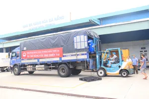 Ban chỉ đạo Trung ương về Phòng, chống thiên tai - Tổng cục Phòng, Chống thiên tai  tiếp nhận số hàng viện trợ và chuyển cho người dân vùng lũ các tỉnh Thừa Thiên - Huế