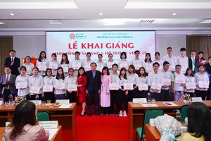 Hơn 12 tỷ đồng học bổng dành cho các tân sinh viên và gần 300 triệu đồng hỗ trợ cho sinh viên các tỉnh miền Trung bị bão lũ