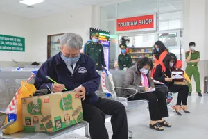 Người dân khai báo y tế trực tiếp tại cửa ngõ ra vào thành phố