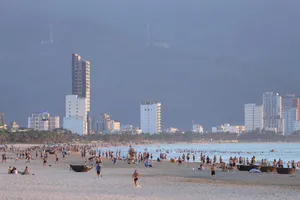 Du khách vui chơi tại bãi biển TP Đà Nẵng