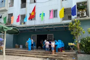 Lực lượng chức năng tiến hành phun khử khuẩn chung cư 12T3 (đường Bùi Dương Lịch, phường Nại Hiên Đông, quận Sơn Trà, TP Đà Nẵng)