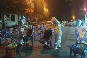 Các lực lượng y tế xét nghiệm trong đêm 11-5