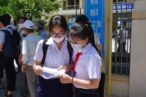 Các thí sinh thảo luận sau khi kết thúc môn thi đầu tiên