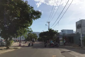 Các lối vào cảng cá được lực lượng chức năng chốt chặn