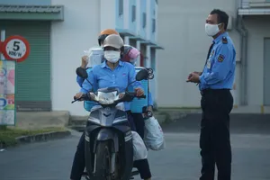 Xe máy của các công nhân ở Đà Nẵng chất đầy vali, vật dụng sinh hoạt cá nhân... đổi ca làm việc khi tiếp tục 10 ngày "phong tỏa cứng"