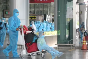 Đối tượng của chuyến bay lần này có thai phụ, chồng và con đi cùng