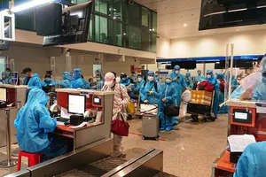 Người dân Quảng Nam làm thủ tục trước khi lên máy bay