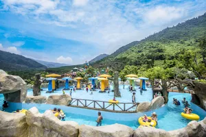 Khu du lịch Núi Thần Tài  đón gần 1.000 du khách đến tham quan, vui chơi