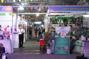 Hoạt động diễn ra tại công viên bờ Đông cầu Rồng (đường Trần Hưng Đạo, quận Sơn Trà), bên cạnh chợ đêm Sơn Trà- nơi khá nhiều người dân và du khách tham quan