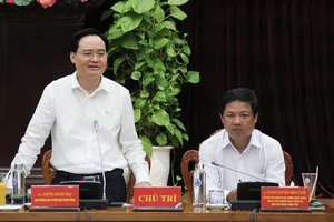 Phó Trưởng ban Tuyên giáo Trung ương Phùng Xuân Nhạ  phát biểu tại hội nghị