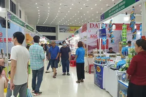 Hơn 400 gian hàng tại hội chợ