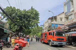 Lực lượng chức năng tiến hành chữa cháy
