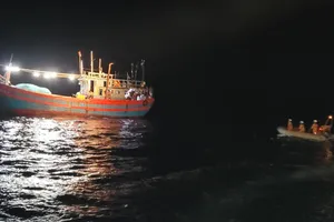 Nhân viên Trung tâm Phối Hợp Tìm Kiếm Cứu Nạn Hàng Hải Việt Nam tiếp cận tàu ĐNa 90406 TS