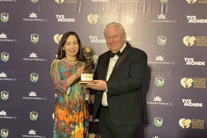 Bà Trương Thị Hồng Hạnh, Giám đốc Sở Du lịch Đà Nẵng nhận giải thưởng tại lễ trao giải tối 7-9