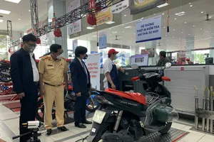 Lãnh đạo Sở TNMT TP Đà Nẵng và các đơn vị có liên quan kiểm tra công tác kiểm nghiệm khí thải của xe mô tô, xe gắn máy trên địa bàn TP Đà Nẵng sáng 25-2