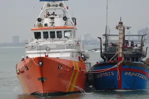 Hỗ trợ lai dắt tàu về nơi an toàn