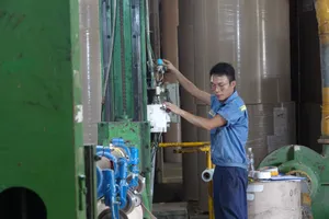 Người lao động tại một doanh nghiệp Đà Nẵng đang miệt mài làm việc cuối năm 2022. Ảnh: XUÂN QUỲNH