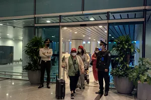 Du khách hạ cánh xuống Sân bay quốc tế Đà Nẵng. Ảnh: XUÂN QUỲNH 