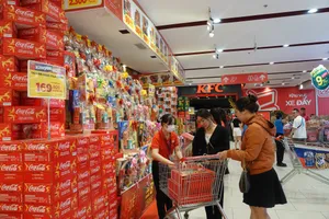 Một người dân lựa chọn giỏ quà Tết tại siêu thị Big C