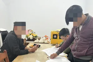 Cơ quan công an làm việc với N.C.H.. Ảnh: CAĐN