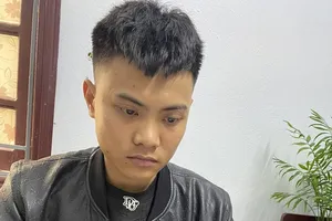 Đỗ Tấn Vỹ cùng tang vật được phát hiện. Ảnh: CAĐN