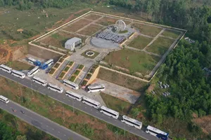 Một đoàn xe du lịch đến tham quan Công viên văn hóa khu chiến tích Gò Hà 