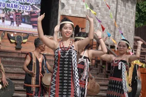 Người Cơ Tu trình diễn điệu múa Tung Tung Dá Dá. Ảnh: XUÂN QUỲNH