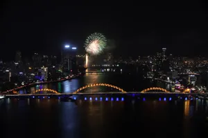 Pháo hoa rực sáng cả một góc trời Đà Nẵng