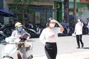 Thí sinh đến dự thi môn ngoại ngữ trong chiều ngày 29-6. Ảnh: XUÂN QUỲNH