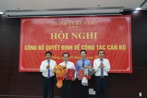Ông Lương Nguyễn Minh Triết, Phó Bí thư Thường trực Thành uỷ, Chủ tịch HĐND thành phố và ông Lê Trung Chinh, Phó Bí thư Thành ủy, Chủ tịch UBND TP Đà Nẵng trao các quyết định. Ảnh: XUÂN QUỲNH