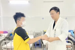 Bác sĩ kiểm tra và hướng dẫn bệnh nhi H. tập vận động