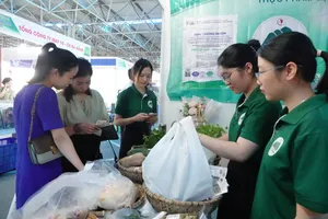 Thời gian trưng bày gian hàng đến hết ngày 7-12. Ảnh: XUÂN QUỲNH