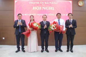 Ông Nguyễn Đình Vĩnh, Truỏng Ban Tổ chức Thành ủy TP Đà Nẵng; ông Trần Phước Sơn, Phó Chủ tịch HĐND TP Đà Nẵng và ông Trần Chí Cường, Phó Chủ tịch UBND TP Đà Nẵng trao quyết định và tặng hoa chúc mừng