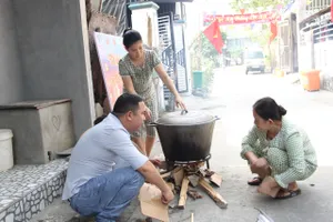 Tổ tự quản số 1 quận Liên Chiểu (phường Hòa Khánh Bắc, quận Liên Chiểu) cùng nấu bánh chưng đón tết. Ảnh: XUÂN QUỲNH