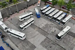 Đây là ngày có số chuyến xe đưa người lao động về quê ăn tết đông nhất với hơn 30 chuyến. Ảnh: XUÂN QUỲNH