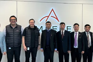 Đoàn công tác TP Đà Nẵng chụp ảnh lưu niệm với công ty thiết kế vi mạch Ampere