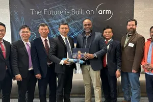 Đoàn công tác TP Đà Nẵng chụp lưu niệm cùng Công ty ARM