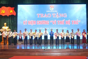 48 cá nhân nhận Kỷ niệm chương “Vì thế hệ trẻ” do Ban Bí thư Trung ương Đoàn trao tặng. Ảnh: XUÂN QUỲNH