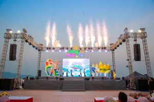 Các đại biểu thực hiện nghi thức khai trương mùa du lịch biển Đà Nẵng 2024. Ảnh: XUÂN QUỲNH